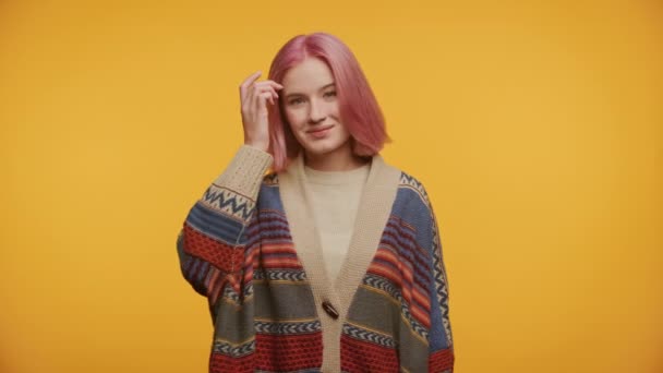Adolescente Com Cabelo Rosa Vibrante Aparelho Sorrindo Contra Fundo Amarelo — Vídeo de Stock