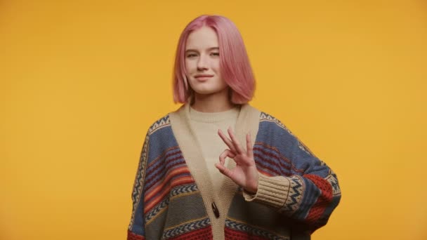 Usmívající Mladá Žena Růžově Růžovými Vlasy Dělá Znamení Sobě Útulný — Stock video