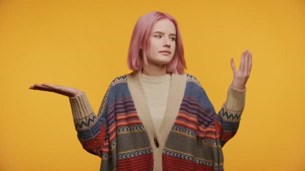 Jonge Vrouw Met Roze Haar Wegen Opties Met Open Handpalmen — Stockvideo