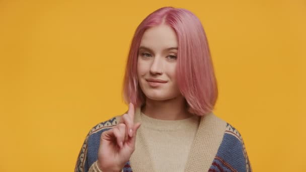 Pink Haired Woman Εμφάνιση Προειδοποίησης Χειρονομιών Κίτρινο Φόντο — Αρχείο Βίντεο