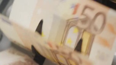 50 Euro 'luk banknotların bir sayım makinesinde işlenmesinin bulanık hareketi