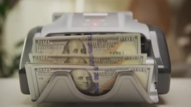 Para sayma makinesine yakın plan 100 Amerikan Doları banknot işleme, para birimi odaklı