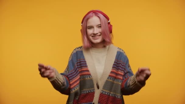 Χαρούμενο Νεαρό Κορίτσι Ζωηρά Ροζ Μαλλιά Και Ακουστικά Που Χορεύει — Αρχείο Βίντεο