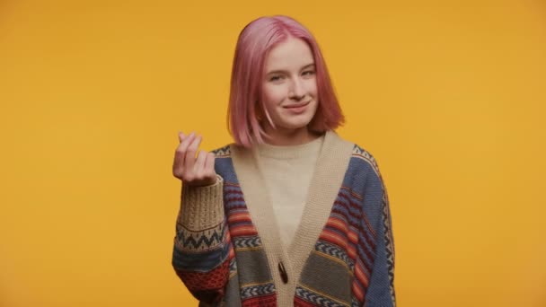 Parlak Neşeli Genç Kız Boyalı Pembe Saçlar Geniş Bir Gülümseme — Stok video