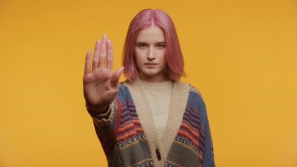 Dospívající Dívka Růžovými Vlasy Sebevědomě Dělat Stopku Rukou Zdůrazňující Osobní — Stock video