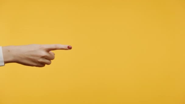 Zbliżenie Dłoni Kobiety Czerwonym Lakierem Paznokci Skierowanym Bok Żółtym Tle — Wideo stockowe