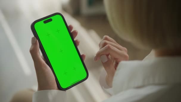 带有绿色屏幕的智能手机的特写镜头 由一个有修剪过的手的人拿着 随时准备更换内容 — 图库视频影像