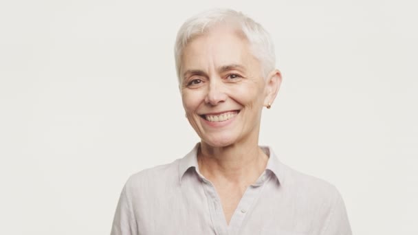 Mujer Mayor Radiante Con Una Sonrisa Cálida Símbolo Envejecimiento Agraciado — Vídeos de Stock