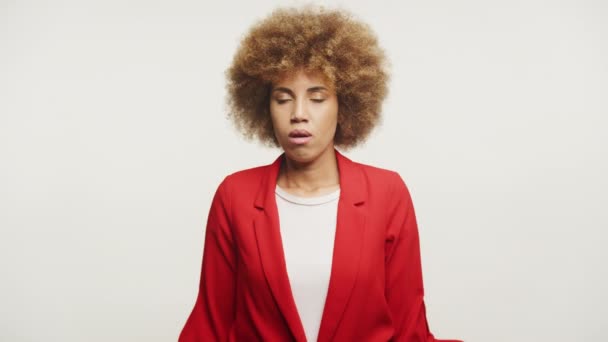 Молодая Женщина Одетая Красную Деловую Куртку Белом Фоне Расстраивает Свои — стоковое видео