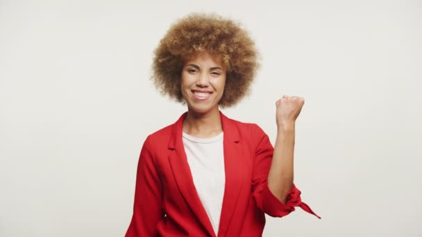 Joyeux Jeune Femme Avec Une Coiffure Afro Dans Blazer Rouge — Video