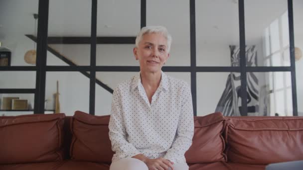 Mulher Sênior Elegante Com Cabelo Branco Curto Sentado Confiantemente Sofá — Vídeo de Stock