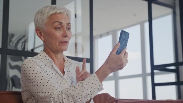 Αρραβωνιασμένη Ηλικιωμένη Γυναίκα Κοντά Λευκά Μαλλιά Κάνει Βιντεοκλήση Στο Smartphone — Αρχείο Βίντεο
