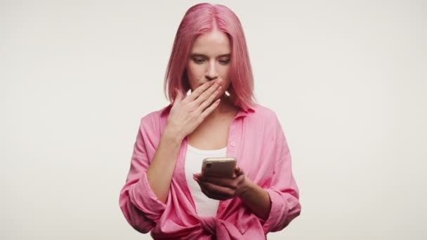 Молодая Женщина Яркими Розовыми Волосами Закрывает Рот Шоке Глядя Свой — стоковое видео