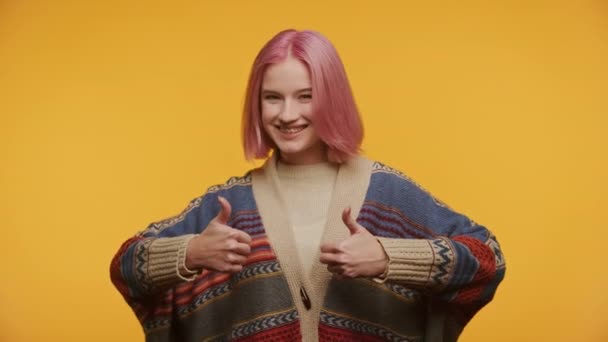 Happy Young Girl Pink Hair Giving Thumbs Cozy Sweater — Stock Video