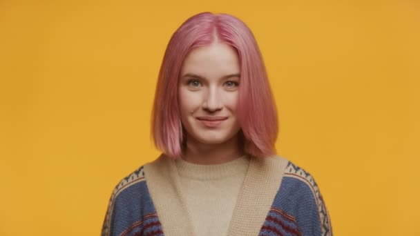 노란색 배경에 다채로운 스웨터를 머리와 브레이스와 즐거운 초상화 — 비디오