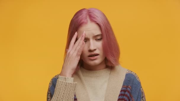 Дівчина Підліток Рожевим Волоссям Виглядає Напруженим Рукою Лобі Жовтому Тлі — стокове відео