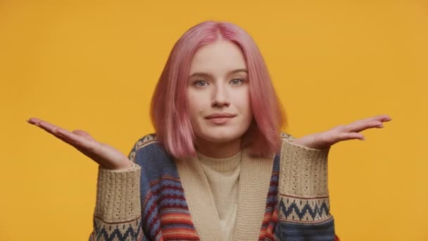 Неуверенная Девушка Розовыми Волосами Пожимает Плечами Позируя Поднятыми Руками Вопросительном — стоковое видео