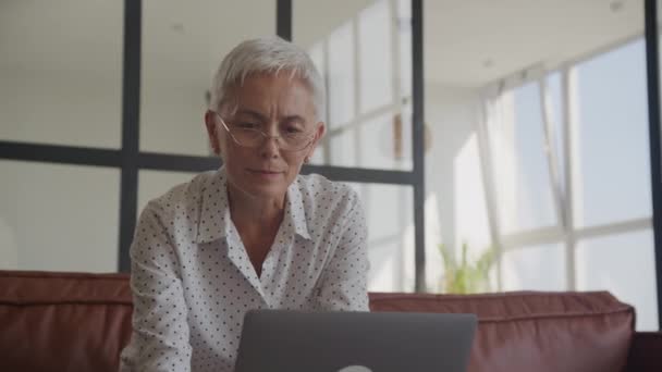 Starsza Bizneswoman Okularach Koncentrująca Się Pracy Laptopie Nowoczesnym Biurze — Wideo stockowe