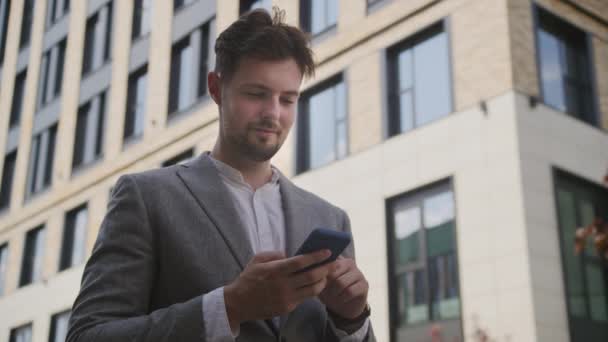 Mann Tippt Der City Street Auf Smartphone — Stockvideo