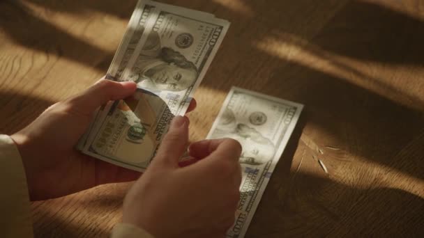 Tahta Bir Yüzey Üzerinde Amerikan Dolarlarını Sayan Bir Kişi — Stok video