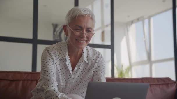 Uśmiechnięta Starsza Kobieta Korzystająca Laptopa Domu — Wideo stockowe