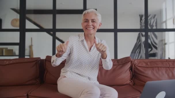 高齢の女性は 親指を上げて 広く微笑んでいる — ストック動画