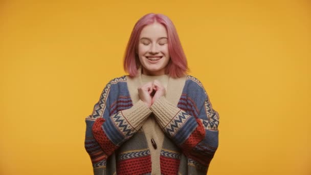 Veselá Mladá Dívka Rovnátka Úsměvem Žlutém Pozadí — Stock video