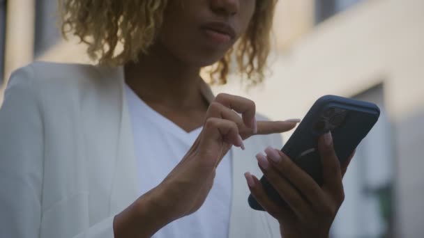 在城市环境中使用智能手机的年轻职业女性的特写镜头 — 图库视频影像