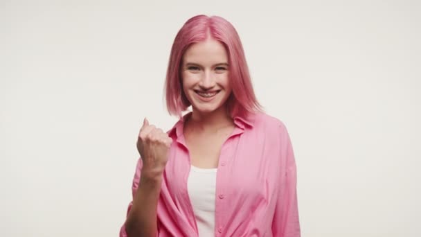 Šťastná Mladá Žena Růžovými Vlasy Fandit Dělat Pěst Čerpadlo Gesto — Stock video
