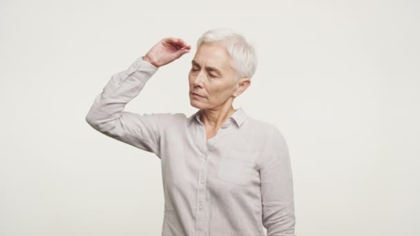 Wanita Senior Dengan Rambut Perak Memegang Dahinya Tanda Sakit Kepala — Stok Video