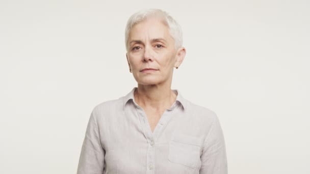 Portrét Starší Ženy Stříbrnými Vlasy Zobrazující Znepokojený Vážný Výraz Bílém — Stock video