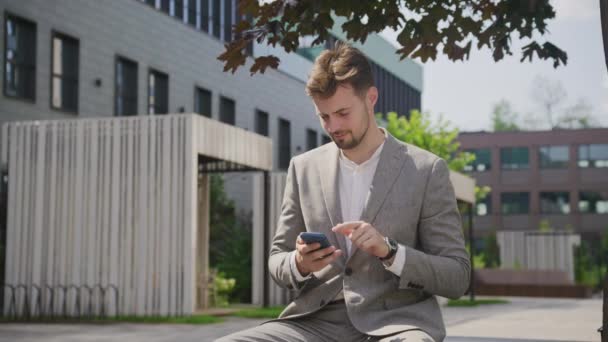 Professioneller Mann Anzug Der Sich Auf Sein Smartphone Konzentriert Während — Stockvideo