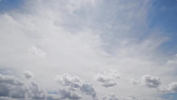Pofuduk Kümülüs Bulutları Parlak Mavi Bir Gökyüzüne Karşı Dizilmiş Doğal — Stok video