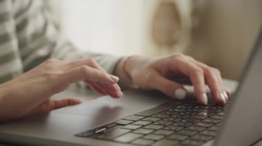 Dizüstü bilgisayarı kullanarak ellerin yakın plan çekimleri, dijital çalışmaları vurguluyor