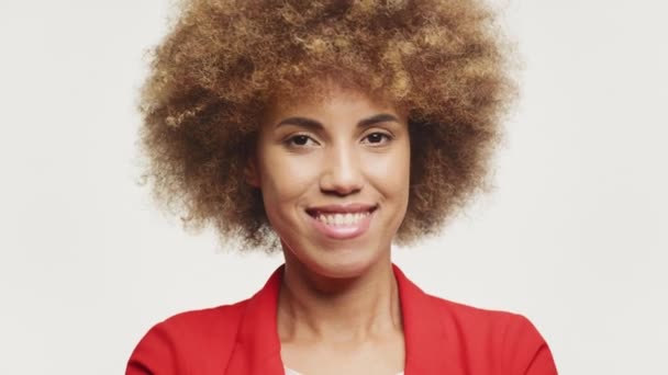 Портрет Радісної Жінки Природною Афро Зачіскою Червоній Куртці Посміхаючись Камеру — стокове відео