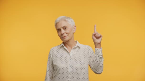 Ältere Frau Zeigt Nach Oben Hat Eine Idee Auf Leuchtend — Stockvideo