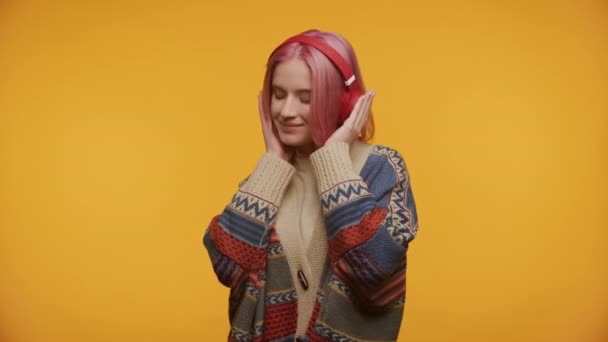 Молодая Женщина Розовыми Волосами Потеряны Музыке Глаза Закрыты Носить Наушники — стоковое видео