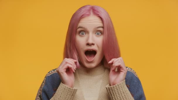 Pembe Saçlı Genç Bir Kadın Sarı Arka Planda Şaşkınlık Şaşkınlık — Stok video