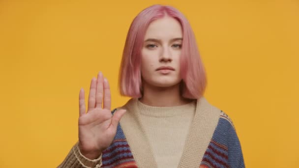 Mladá Žena Růžovými Vlasy Stopkou Asertivní Výraz Žlutém Pozadí — Stock video
