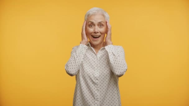 Donna Anziana Che Mostra Eccitazione Sorpresa Mani Sulle Guance Uno — Video Stock