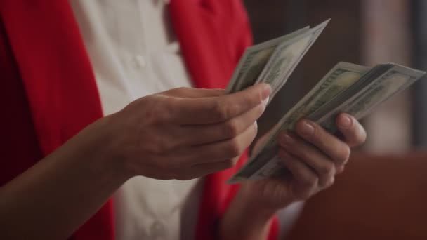 当一位职业女性数着美元钞票时 她双手的细节 — 图库视频影像