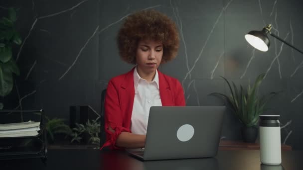 Pewna Siebie Profesjonalistka Czerwonej Marynarce Rozmyślająca Nad Laptopem Eleganckim Biurze — Wideo stockowe