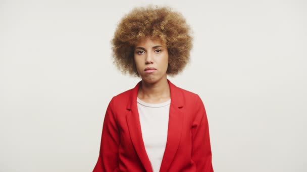 Portrait Une Jeune Femme Aux Cheveux Bouclés Vêtue Blazer Rouge — Video