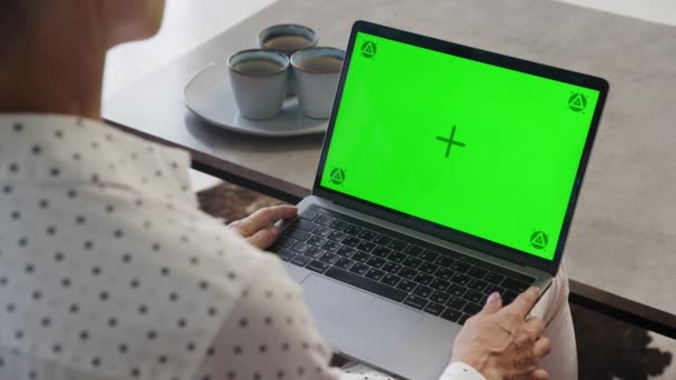 Nad Ramieniem Osoby Korzystającej Laptopa Zielonym Ekranem Klawiszem Chroma Filiżankami — Wideo stockowe