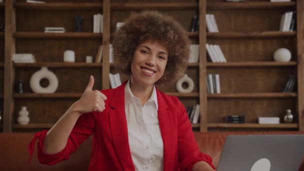 Улыбающаяся Женщина Красном Пиджаке Показывающая Большие Пальцы Современном Офисе — стоковое видео