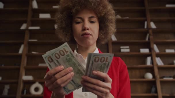 Kırmızı Ceketli Odaklı Bir Kadını Mali Başarıyı Bütçeyi Yatırımı Parayı — Stok video