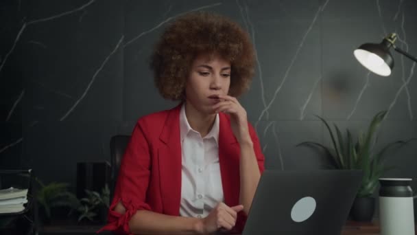 Fiatal Érzi Stresszes Túlterhelt Miközben Dolgozik Laptop — Stock videók