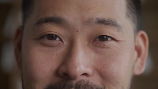 Detallado Primer Plano Una Cara Hombre Asiático Con Una Expresión — Vídeos de Stock