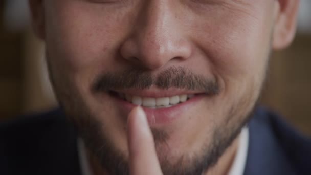 Detailní Záběr Usměvavého Muže Jak Dělá Tiché Gesto — Stock video