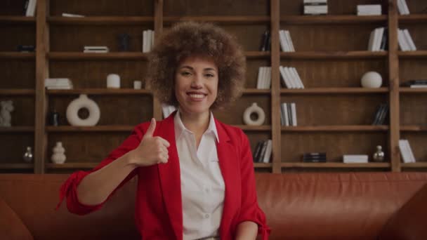 Uśmiechnięta Kobieta Kręconymi Włosami Czerwonej Marynarce Białej Koszuli Daje Kciuki — Wideo stockowe